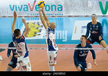 Verona, Italien. 8.. Oktober 2022. Spiel der italienischen SuperLega Volleyball Meisterschaft zwischen WithU Verona und ITAS Trentino. Stockfoto