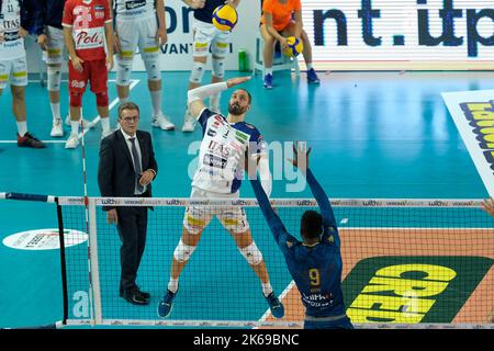 Verona, Italien. 8.. Oktober 2022. Spiel der italienischen SuperLega Volleyball Meisterschaft zwischen WithU Verona und ITAS Trentino. Stockfoto