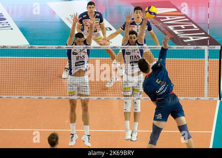 Verona, Italien. 8.. Oktober 2022. Spiel der italienischen SuperLega Volleyball Meisterschaft zwischen WithU Verona und ITAS Trentino. Stockfoto