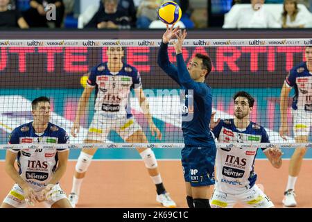 Verona, Italien. 8.. Oktober 2022. Spiel der italienischen SuperLega Volleyball Meisterschaft zwischen WithU Verona und ITAS Trentino. Stockfoto