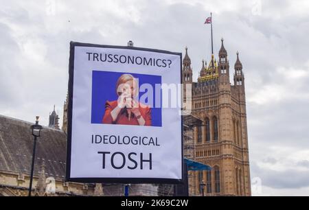 London, Großbritannien. 12. Oktober 2022. Während der Demonstration auf dem Parliament Square ist ein Plakat zu sehen, das sich über die Trussonomics lustig macht. Anti-Tory-Demonstranten versammelten sich in Westminster, als Liz Truss mit Fragen der Premierminister (PMQs) konfrontiert wurde. Kredit: SOPA Images Limited/Alamy Live Nachrichten Stockfoto