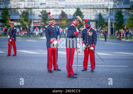 Madrid, Spanien. 12. Oktober 2022. Mitglieder des König-Gedenkregiments ruhen sich vor Beginn der Militärparade aus. Spanien feiert seinen Nationalfeiertag sowie das Gedenken an die Ankunft von Christoph Kolumbus in der neuen Welt mit der traditionellen Parade der Streitkräfte in Madrid. (Foto von Luis Soto/SOPA Images/Sipa USA) Quelle: SIPA USA/Alamy Live News Stockfoto