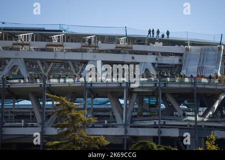 Madrid, Spanien. 12. Oktober 2022. Mehrere Mitarbeiter des Wiederaufbaus des Santiago Bernabeu-Stadions halten ihren Tag an, um die Militärparade der spanischen Armee zu beobachten. Spanien feiert seinen Nationalfeiertag sowie das Gedenken an die Ankunft von Christoph Kolumbus in der neuen Welt mit der traditionellen Parade der Streitkräfte in Madrid. (Foto von Luis Soto/SOPA Images/Sipa USA) Quelle: SIPA USA/Alamy Live News Stockfoto