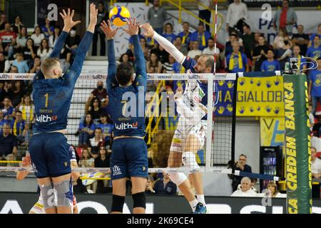 Verona, Italien. 8.. Oktober 2022. Spiel der italienischen SuperLega Volleyball Meisterschaft zwischen WithU Verona und ITAS Trentino. Stockfoto