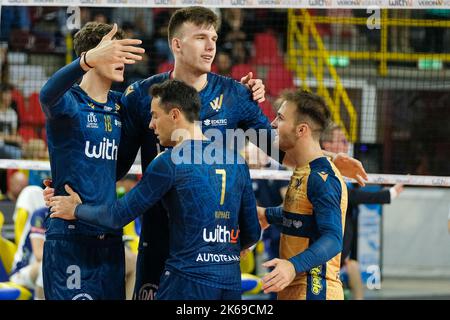 Verona, Italien. 8.. Oktober 2022. Spiel der italienischen SuperLega Volleyball Meisterschaft zwischen WithU Verona und ITAS Trentino. Stockfoto