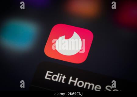 Das Logo der Tinder-Dating-App ist auf einem mobilen iPhone-Gerät auf diesem Illustrationsfoto am 12. Oktober 2022 in Warschau, Polen, zu sehen. Stockfoto