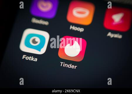 Das Logo der Tinder-Dating-App ist auf einem mobilen iPhone-Gerät auf diesem Illustrationsfoto am 12. Oktober 2022 in Warschau, Polen, zu sehen. Stockfoto