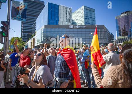 Madrid, Spanien. 12. Oktober 2022. Die Öffentlichkeit schaut nach der Flugshow während der Militärparade in den Himmel. Spanien feiert seinen Nationalfeiertag sowie das Gedenken an die Ankunft von Christoph Kolumbus in der neuen Welt mit der traditionellen Parade der Streitkräfte in Madrid. (Foto von Luis Soto/SOPA Images/Sipa USA) Quelle: SIPA USA/Alamy Live News Stockfoto