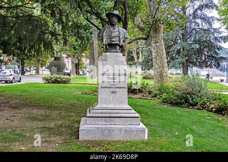 Eine Statue am Ufer des Comer Sees in Lecco, Italien, an Antonio Ghislanzoni, einen italienischen Journalisten, Schriftsteller, Librettist und Dichter. Stockfoto