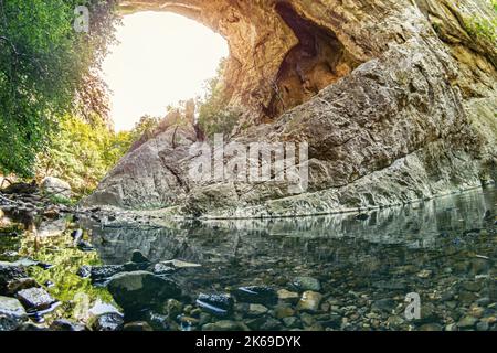 Die Prerasten von Vratna oder Vratna Gates sind drei Natursteinbrücken auf dem Miroc-Berg in Serbien Stockfoto