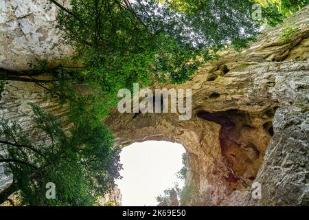 Die Prerasten von Vratna oder Vratna Gates sind drei Natursteinbrücken auf dem Miroc-Berg in Serbien Stockfoto