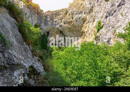 Die Prerasten von Vratna oder Vratna Gates sind drei Natursteinbrücken auf dem Miroc-Berg in Serbien Stockfoto