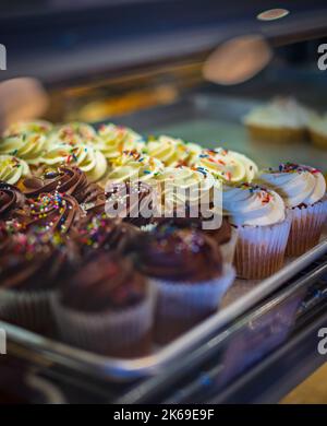 Verschiedene Capcakes mit Schokolade und Vanillecreme Dessert. Peanut Butter Schokolade Cupcake. Schokoladen-Cupcake mit Erdnussbutter-Zuckerguss Stockfoto