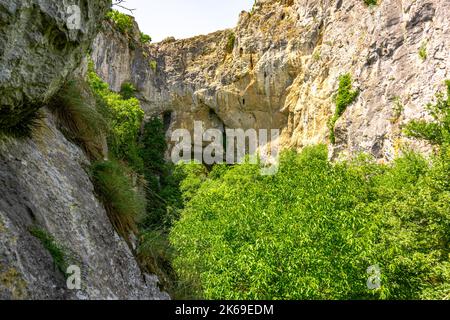 Die Prerasten von Vratna oder Vratna Gates sind drei Natursteinbrücken auf dem Miroc-Berg in Serbien Stockfoto