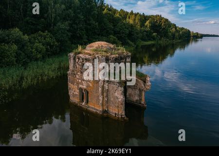 Alte überflutete ruinierte verlassene Kirche. Alte Ruinen auf dem Wasser, Luftaufnahme Stockfoto