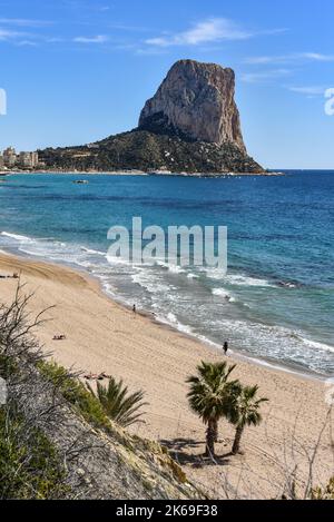 Panoramablick auf den Strand von Calpe und die Felsformation Penon de Ifach. Calpe, Alicante, Spanien Stockfoto