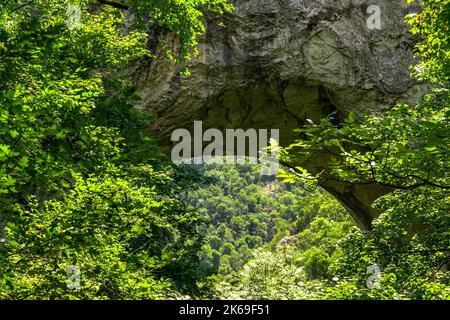 Die Prerasten von Vratna oder Vratna Gates sind drei Natursteinbrücken auf dem Miroc-Berg in Serbien Stockfoto