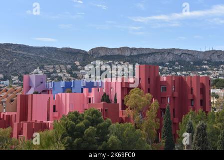 Calpe, Spanien - 12. März 2022: Rote Mauern des Gebäudes La Muralla Roja in Calpe (Calp), Alicante, Spanien Stockfoto