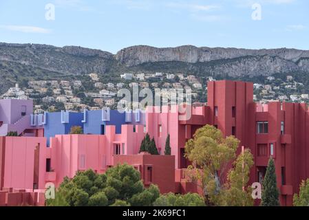 Calpe, Spanien - 12. März 2022: Rote Mauern des Gebäudes La Muralla Roja in Calpe (Calp), Alicante, Spanien Stockfoto