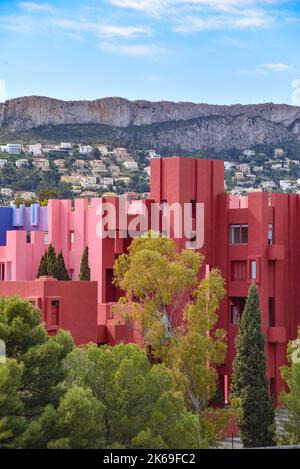 Calpe, Spanien - 12. März 2022: Rote Mauern des Gebäudes La Muralla Roja in Calpe (Calp), Alicante, Spanien Stockfoto