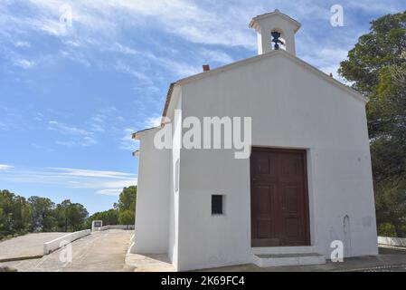 San Salvador Hermitage, eine kleine weiße Kapelle mit Blick auf den Ferienort Calpe, Alicante, Spanien Stockfoto