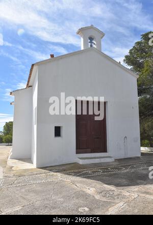 San Salvador Hermitage, eine kleine weiße Kapelle mit Blick auf den Ferienort Calpe, Alicante, Spanien Stockfoto