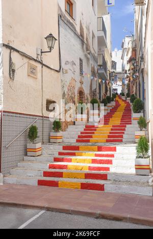 Schritte in der Farbe der spanischen Flagge gemalt. Calpe, Alicante, Spai Stockfoto