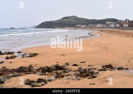 Frühlingsblick entlang des Strandes von Zarautz, Gipuzkoa, Spanien Stockfoto