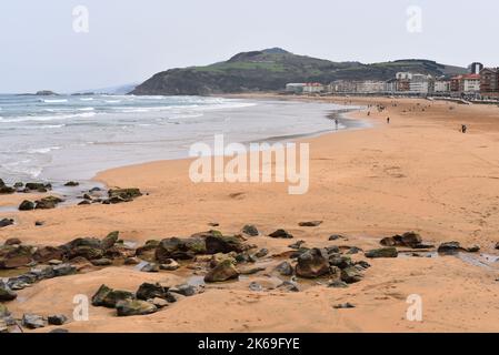 Frühlingsblick entlang des Strandes von Zarautz, Gipuzkoa, Spanien Stockfoto