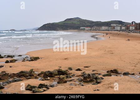 Frühlingsblick entlang des Strandes von Zarautz, Gipuzkoa, Spanien Stockfoto