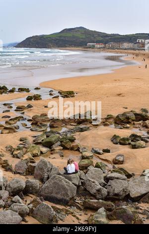 Frühlingsblick entlang des Strandes von Zarautz, Gipuzkoa, Spanien Stockfoto