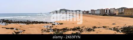 Frühlingsblick entlang des Strandes von Zarautz, Gipuzkoa, Spanien Stockfoto