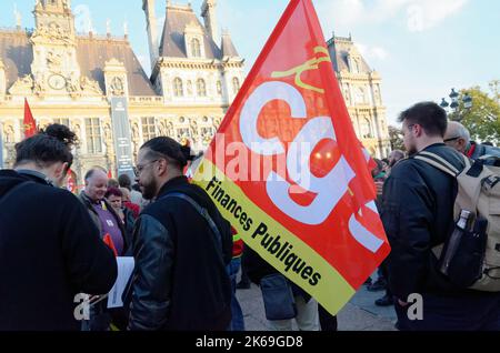 Als Reaktion auf den Angriff des Ministers E.Borne auf das Streikrecht trafen sich Gewerkschaften und linke Parteien vor dem Pariser Rathaus Stockfoto