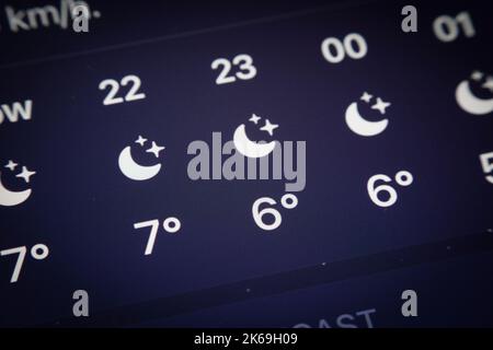 Warschau, Polen. 12. Oktober 2022. Die Wetter-App ist auf einem mobilen iPhone-Gerät auf diesem Illustrationsfoto am 12. Oktober 2022 in Warschau, Polen, zu sehen. (Foto von Jaap Arriens/Sipa USA) Quelle: SIPA USA/Alamy Live News Stockfoto