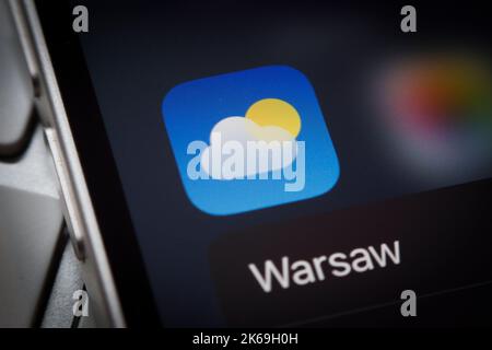 Warschau, Polen. 12. Oktober 2022. Die Wetter-App ist auf einem mobilen iPhone-Gerät auf diesem Illustrationsfoto am 12. Oktober 2022 in Warschau, Polen, zu sehen. (Foto von Jaap Arriens/Sipa USA) Quelle: SIPA USA/Alamy Live News Stockfoto