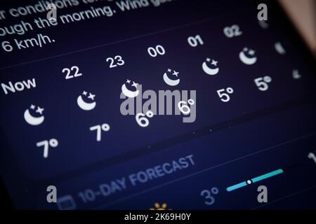 Warschau, Polen. 12. Oktober 2022. Die Wetter-App ist auf einem mobilen iPhone-Gerät auf diesem Illustrationsfoto am 12. Oktober 2022 in Warschau, Polen, zu sehen. (Foto von Jaap Arriens/Sipa USA) Quelle: SIPA USA/Alamy Live News Stockfoto