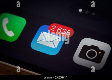 Warschau, Polen. 12. Oktober 2022. Die Mail-App ist auf einem mobilen iPhone-Gerät auf diesem Illustrationsfoto am 12. Oktober 2022 in Warschau, Polen, zu sehen. (Foto von Jaap Arriens/Sipa USA) Quelle: SIPA USA/Alamy Live News Stockfoto