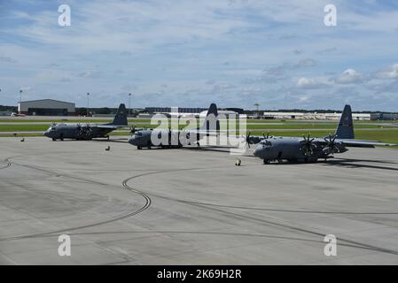 Drei C-130 Hercules vom 165. Airlift Wing beginnen vor dem Flug Motorprüfungen auf der Fluglinie in Savannah, Georgia, 11. September 2022. Der 165. AW hat vor kurzem die zweite Phase des Modernisierungsprozesses abgeschlossen, in der der C-130s von vier-Blatt-Propellern auf acht-Blatt-Propeller umgestellt wurde. Die achtblätterigen Propeller werden mehr Leistung und Effizienz liefern und gleichzeitig den Wartungsaufwand reduzieren. (USA Foto der Air National Guard von Kapitän Joseph Truschelli) Stockfoto