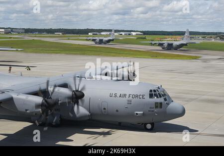 Drei C-130 Hercules vom 165. Airlift Wing beginnen vor dem Flug Motorprüfungen auf der Fluglinie in Savannah, Georgia, 11. September 2022. Der 165. AW hat vor kurzem die zweite Phase des Modernisierungsprozesses abgeschlossen, in der der C-130s von vier-Blatt-Propellern auf acht-Blatt-Propeller umgestellt wurde. Die achtblätterigen Propeller werden mehr Leistung und Effizienz liefern und gleichzeitig den Wartungsaufwand reduzieren. (USA Foto der Air National Guard von Kapitän Joseph Truschelli) Stockfoto