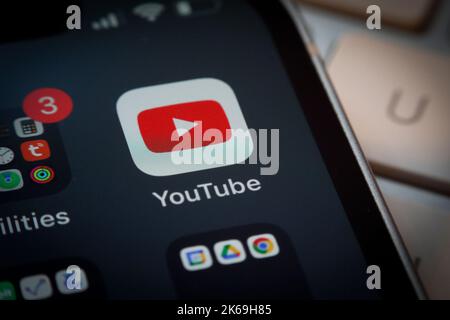 Warschau, Polen. 12. Oktober 2022. Die YouTube-App ist auf einem mobilen iPhone-Gerät auf diesem Illustrationsfoto am 12. Oktober 2022 in Warschau, Polen, zu sehen. (Foto von Jaap Arriens/Sipa USA) Quelle: SIPA USA/Alamy Live News Stockfoto