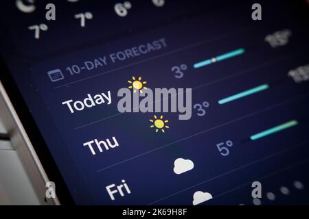 Warschau, Polen. 12. Oktober 2022. Die Wetter-App ist auf einem mobilen iPhone-Gerät auf diesem Illustrationsfoto am 12. Oktober 2022 in Warschau, Polen, zu sehen. (Foto von Jaap Arriens/Sipa USA) Quelle: SIPA USA/Alamy Live News Stockfoto