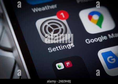 Warschau, Polen. 12. Oktober 2022. Die Einstellungen-App ist auf einem mobilen iPhone-Gerät auf diesem Illustrationsfoto am 12. Oktober 2022 in Warschau, Polen, zu sehen. (Foto von Jaap Arriens/Sipa USA) Quelle: SIPA USA/Alamy Live News Stockfoto