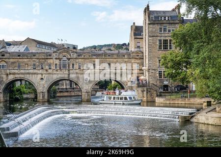 Pulteney Bridge und Pulteney Wehr auf den Fluss Avon in Bath, Somerset England United Kingdom UK Stockfoto