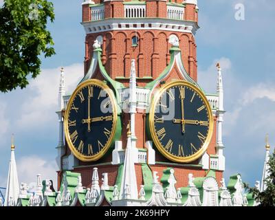 Moskau, Russland - 22. Mai 2019: Glockensuhr des Spasskaya-Turms des Moskauer Kremls in der Nähe auf einem Hintergrund des blauen Himmels mit weißen Wolken an sonnigen Tagen Stockfoto