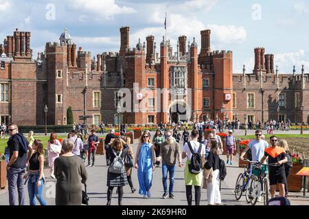Touristen am Haupteingang des Hampton Court Palace, des Tudor Great Gatehouse, Richmond upon Thames, London, England Großbritannien Stockfoto
