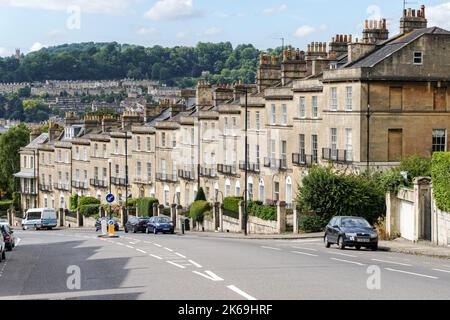 Georgianische Reihenhäuser auf Bathwick Hill in Bath, Somerset England Vereinigtes Königreich Großbritannien und Nordirland Stockfoto