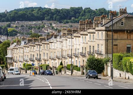 Georgianische Reihenhäuser auf Bathwick Hill in Bath, Somerset England Vereinigtes Königreich Großbritannien und Nordirland Stockfoto