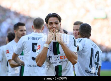 Jubel Ramy BENSEBAINI (MG) nach seinem Tor zu 4:1, Geste, Fußball 1. Bundesliga, 09. Spieltag, Borussia Monchengladbach (MG) - FC Köln (K), am 9.. Oktober 2022 in Borussia Monchengladbach/Deutschland. #Die DFL-Vorschriften verbieten die Verwendung von Fotos als Bildsequenzen und/oder quasi-Video # © Stockfoto