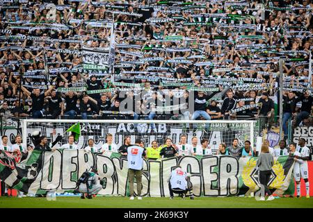 Borussia Monchengladbach, Deutschland. 09. Okt, 2022. Final Jubilation MG, die Spieler feiern mit einem transparenten Derby-Sieger vor den Fans, Team, Team, Fußball 1. Bundesliga, 09. Spieltag, Borussia Monchengladbach (MG) - FC Köln (K), #9.. Oktober 2022 in Borussia Monchengladbach/Deutschland die DFL-Vorschriften verbieten die Verwendung von Fotos als Bildsequenzen und/oder quasi-Video # © Quelle: dpa/Alamy Live News Stockfoto