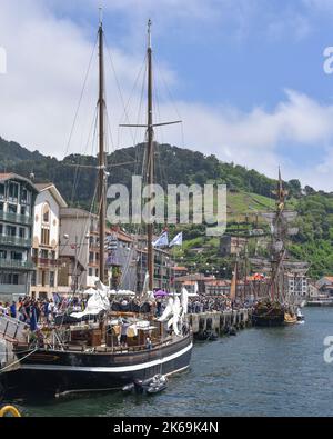 Pasaia, Spanien - 27. Mai 2022: Hochschiffe und Segelboote beim Pasaia Maritime Festival, Gipzukoa, Spanien Stockfoto